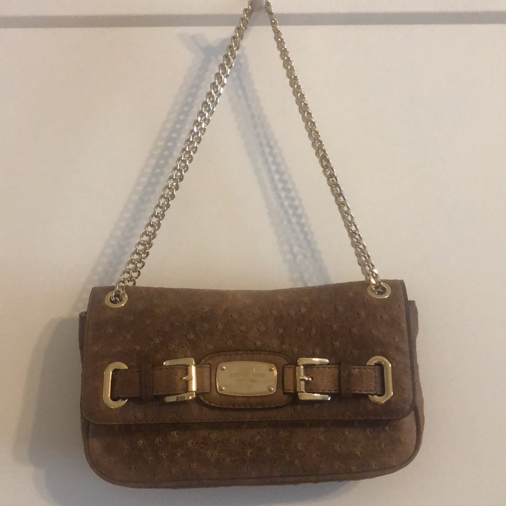 Micheals Kors Purse can be wore as a 16” single strap or a 10” double strap.